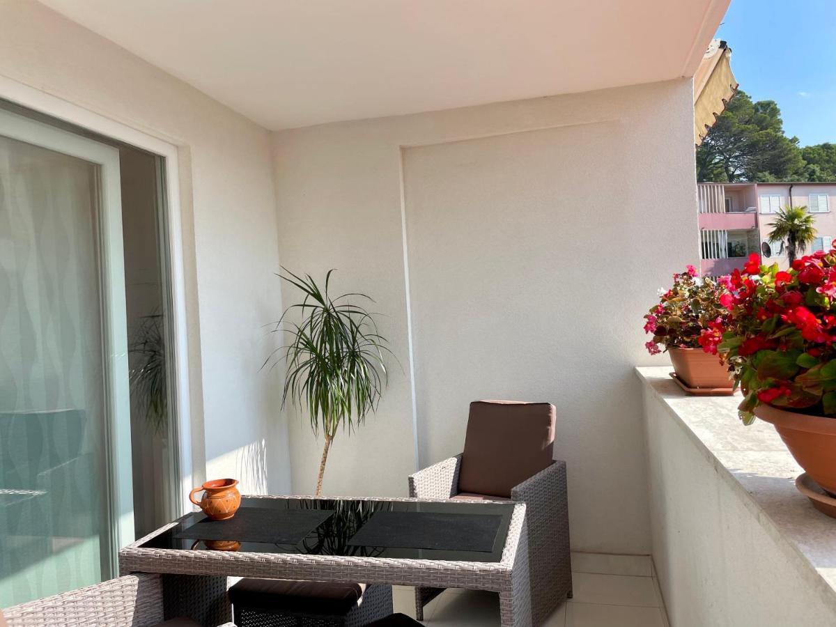 Apartments Bloom Near The Beach โปเรช ภายนอก รูปภาพ